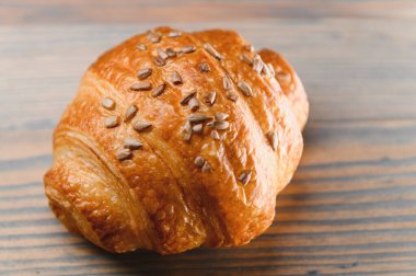 Tahta arka planda taze kruvasan..