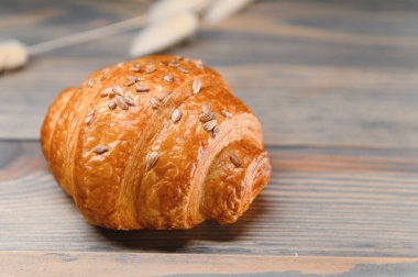 Tahta arka planda taze kruvasan..