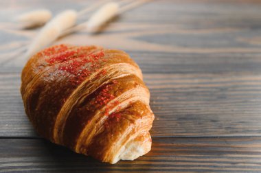 Tahta arka planda taze kruvasan..