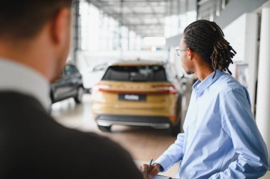 Kafkasyalı satış temsilcisi ve bayilikteki Afrikalı müşteri satışı konusunda anlaştılar..