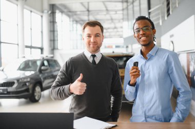 Kafkasyalı satış temsilcisi ve bayilikteki Afrikalı müşteri satışı konusunda anlaştılar..
