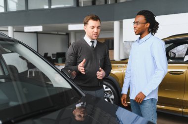 Araba Satış Müdürü Oto Alıcıya Gösteriyor Lüks Otomobil Galerisinde Duruyor.