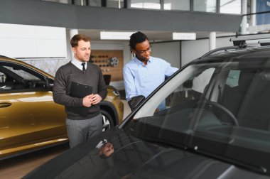 Araba Satış Müdürü Oto Alıcıya Gösteriyor Lüks Otomobil Galerisinde Duruyor.