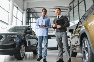 Araba Satış Müdürü Oto Alıcıya Gösteriyor Lüks Otomobil Galerisinde Duruyor.