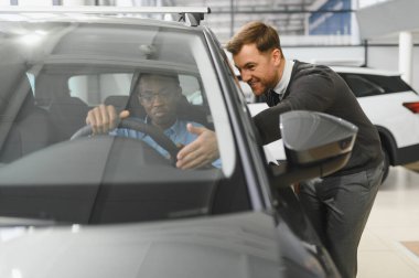 Araba Satış Müdürü Oto Alıcıya Gösteriyor Lüks Otomobil Galerisinde Duruyor.