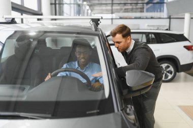 Kafkasyalı satış temsilcisi ve bayilikteki Afrikalı müşteri satışı konusunda anlaştılar..