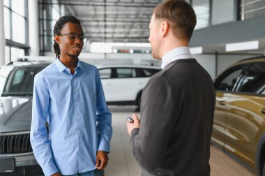 Araba Satış Müdürü Oto Alıcıya Gösteriyor Lüks Otomobil Galerisinde Duruyor.