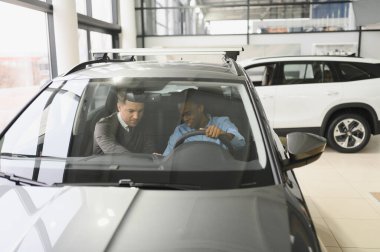 Araba Satış Müdürü Oto Alıcıya Gösteriyor Lüks Otomobil Galerisinde Duruyor.