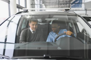 Kafkasyalı satış temsilcisi ve bayilikteki Afrikalı müşteri satışı konusunda anlaştılar..