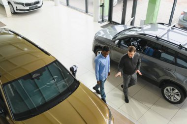 Kafkasyalı satış temsilcisi ve bayilikteki Afrikalı müşteri satışı konusunda anlaştılar..