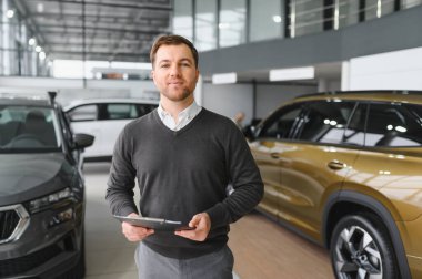 Araba satıcısı müdürü galeride duruyor..