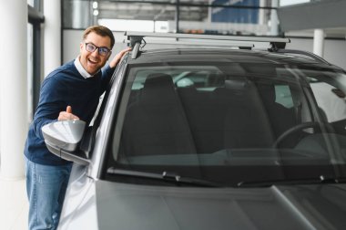 Gayri resmi kıyafet satan yakışıklı bir sakallı alıcı..