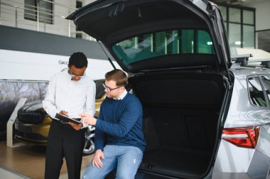 Araba Satış Müdürü Oto Alıcıya Gösteriyor Lüks Otomobil Galerisinde Duruyor.