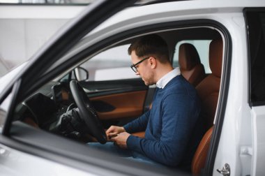 Yeni araba, bayilik ve satılık araçtaki mutlu adamın portresi, iyi hizmet veya kredi başarısı.