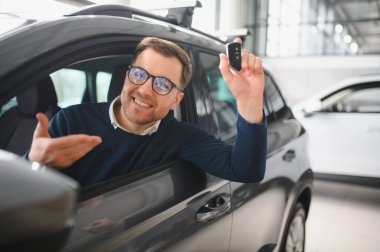 Adam galeriden araba alıyor..