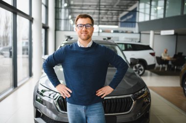 Adam galeriden araba alıyor..