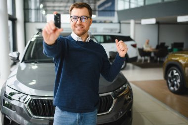 Mutlu adam göstermek onun yeni araba anahtar.