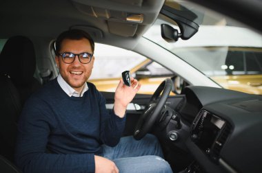 Mutlu adam göstermek onun yeni araba anahtar.