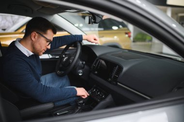 Adam galeriden araba alıyor..