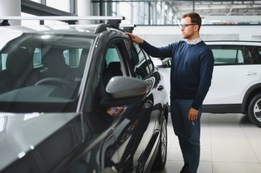 Adam galeriden araba alıyor..