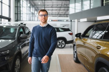 Adam galeriden araba alıyor..