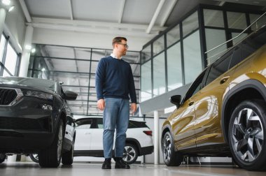 Adam galeriden araba alıyor..