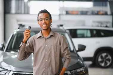 Mutlu adam göstermek onun yeni araba anahtar.