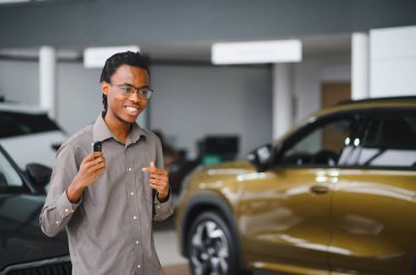 Mutlu adam göstermek onun yeni araba anahtar.