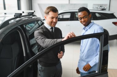 Araba Satış Müdürü Oto Alıcıya Gösteriyor Lüks Otomobil Galerisinde Duruyor.