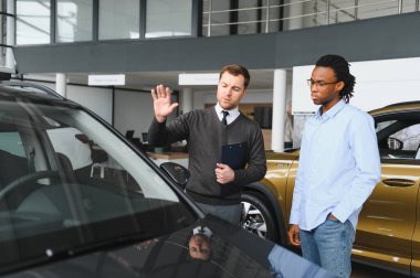 Araba Satış Müdürü Oto Alıcıya Gösteriyor Lüks Otomobil Galerisinde Duruyor.