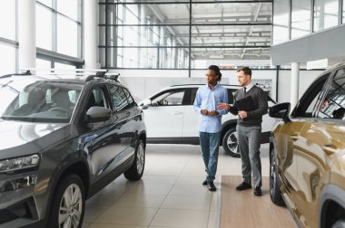 Araba Satış Müdürü Oto Alıcıya Gösteriyor Lüks Otomobil Galerisinde Duruyor.