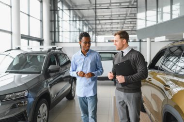 Araba Satış Müdürü Oto Alıcıya Gösteriyor Lüks Otomobil Galerisinde Duruyor.