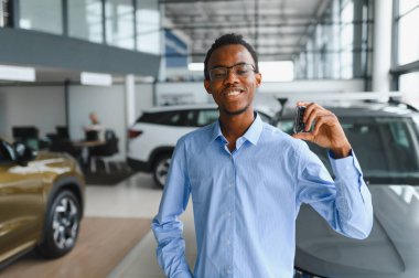 Mutlu adam göstermek onun yeni araba anahtar.