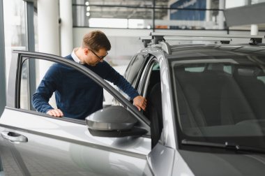 Gayri resmi kıyafet satan yakışıklı bir sakallı alıcı..