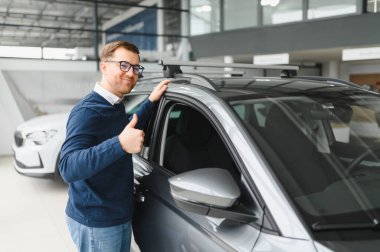 Gayri resmi kıyafet satan yakışıklı bir sakallı alıcı..