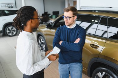 Araba Satış Müdürü Oto Alıcıya Gösteriyor Lüks Otomobil Galerisinde Duruyor.