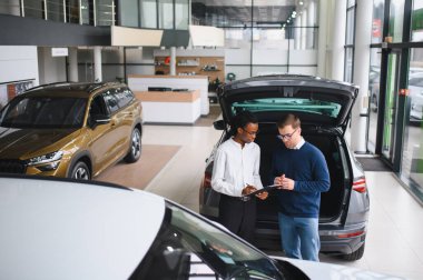 Araba Satış Müdürü Oto Alıcıya Gösteriyor Lüks Otomobil Galerisinde Duruyor.