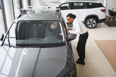 Araba Satış Müdürü Oto Alıcıya Gösteriyor Lüks Otomobil Galerisinde Duruyor.