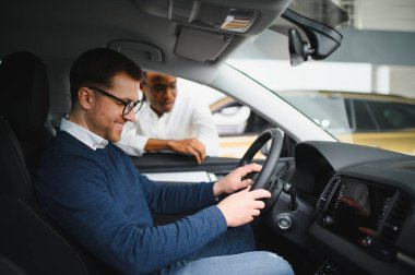 Araba Satış Müdürü Oto Alıcıya Gösteriyor Lüks Otomobil Galerisinde Duruyor.