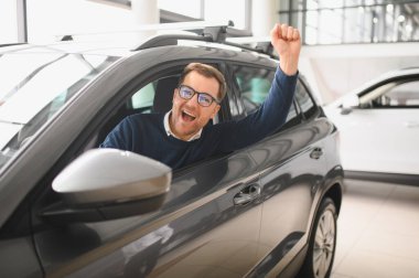 Yeni araba, bayilik ve satılık araçtaki mutlu adamın portresi, iyi hizmet veya kredi başarısı.