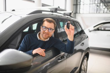 Adam galeriden araba alıyor..