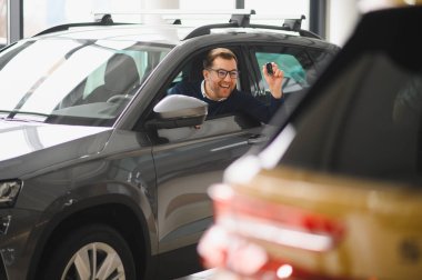 Mutlu adam göstermek onun yeni araba anahtar.