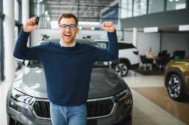 Adam galeriden araba alıyor..