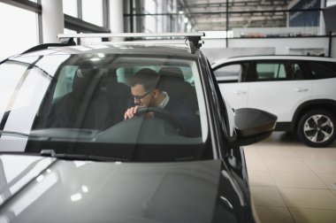 Adam galeriden araba alıyor..