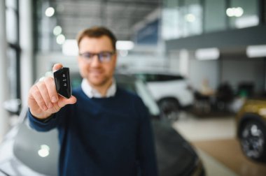 Adam galeriden araba alıyor..