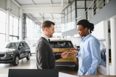 Kafkasyalı satış temsilcisi ve bayilikteki Afrikalı müşteri satışı konusunda anlaştılar..
