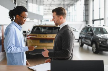Kafkasyalı satış temsilcisi ve bayilikteki Afrikalı müşteri satışı konusunda anlaştılar..