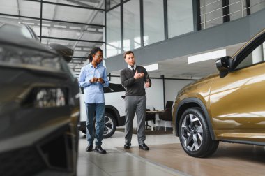 Araba Satış Müdürü Oto Alıcıya Gösteriyor Lüks Otomobil Galerisinde Duruyor.