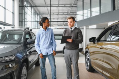 Araba Satış Müdürü Oto Alıcıya Gösteriyor Lüks Otomobil Galerisinde Duruyor.