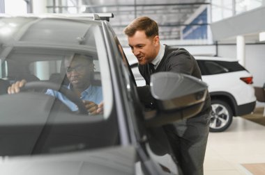 Kafkasyalı satış temsilcisi ve bayilikteki Afrikalı müşteri satışı konusunda anlaştılar..